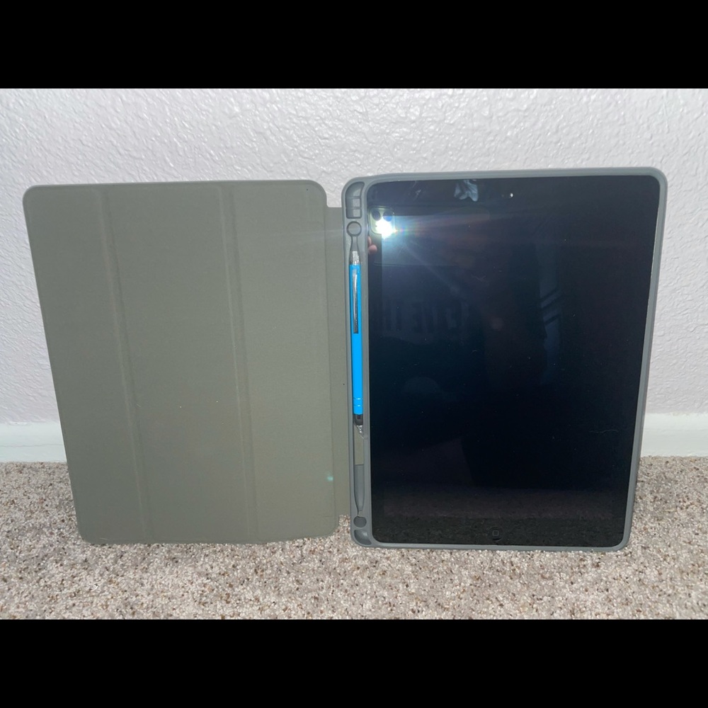 Selling Both 2 IPad 1 gens - Picture 2 of 7